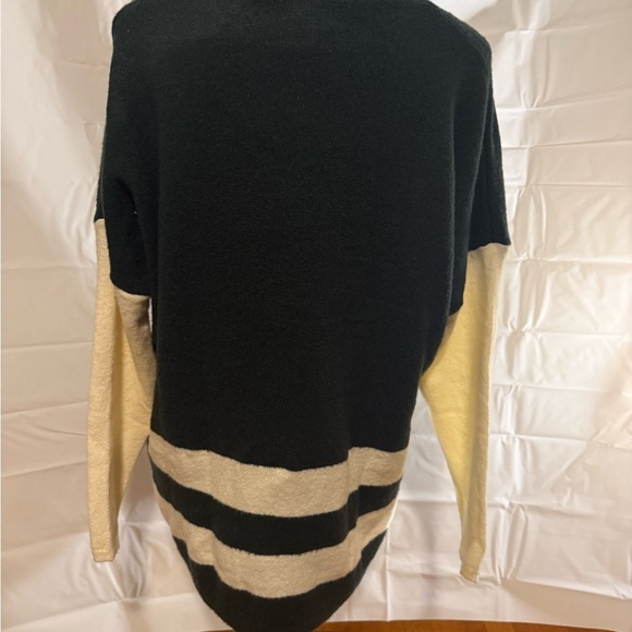 52 seven Green and Cream Crew Neck Sweater with Color Blocked Design - Picture 2 of 6